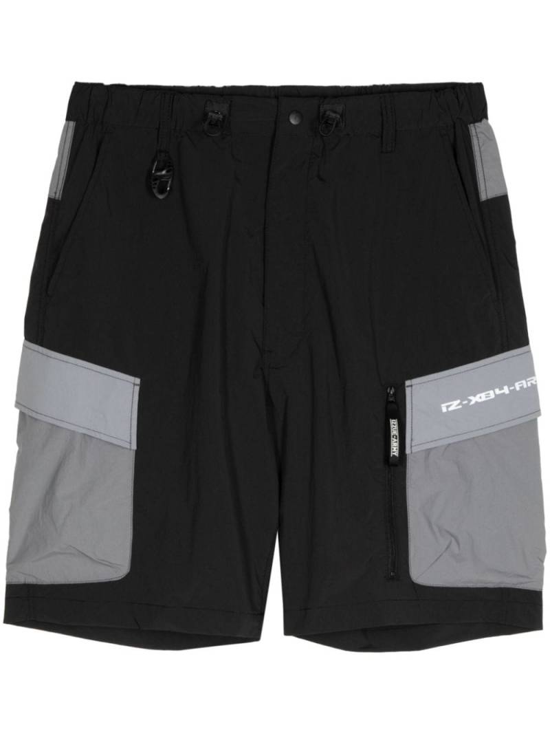 izzue logo-print colour-block cargo shorts - Black von izzue