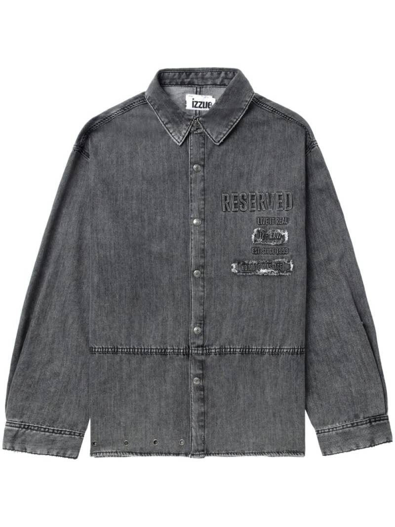 izzue slogan-embossed denim shirt - Black von izzue