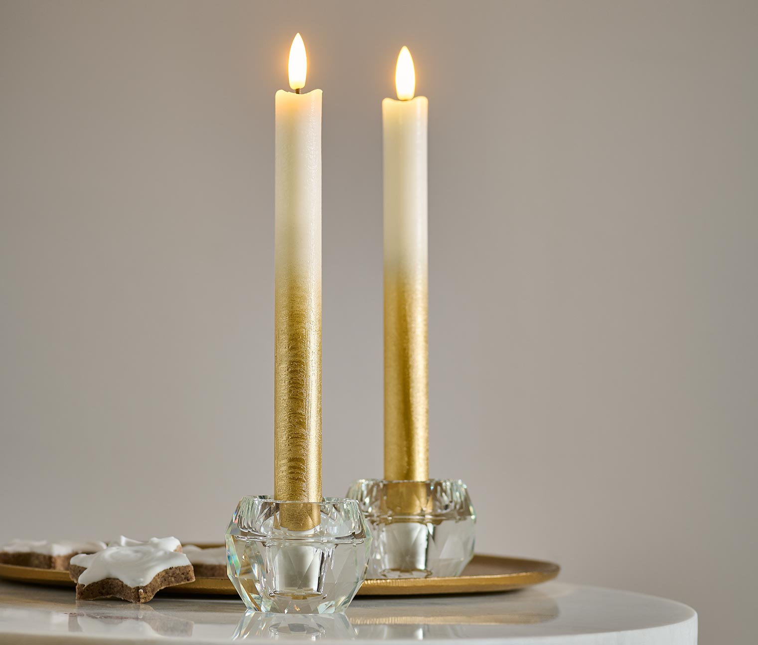 2 LED-Echtwachs-Stabkerzen, creme-goldfarben