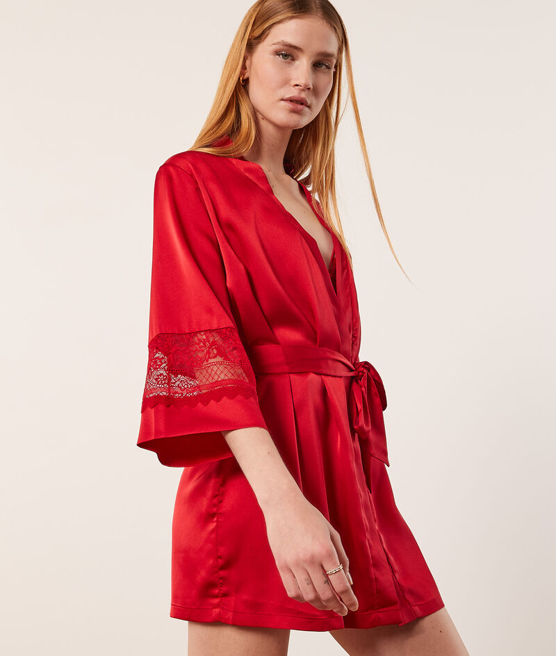 Seidig schimmerndes kimono mit details aus spitze   