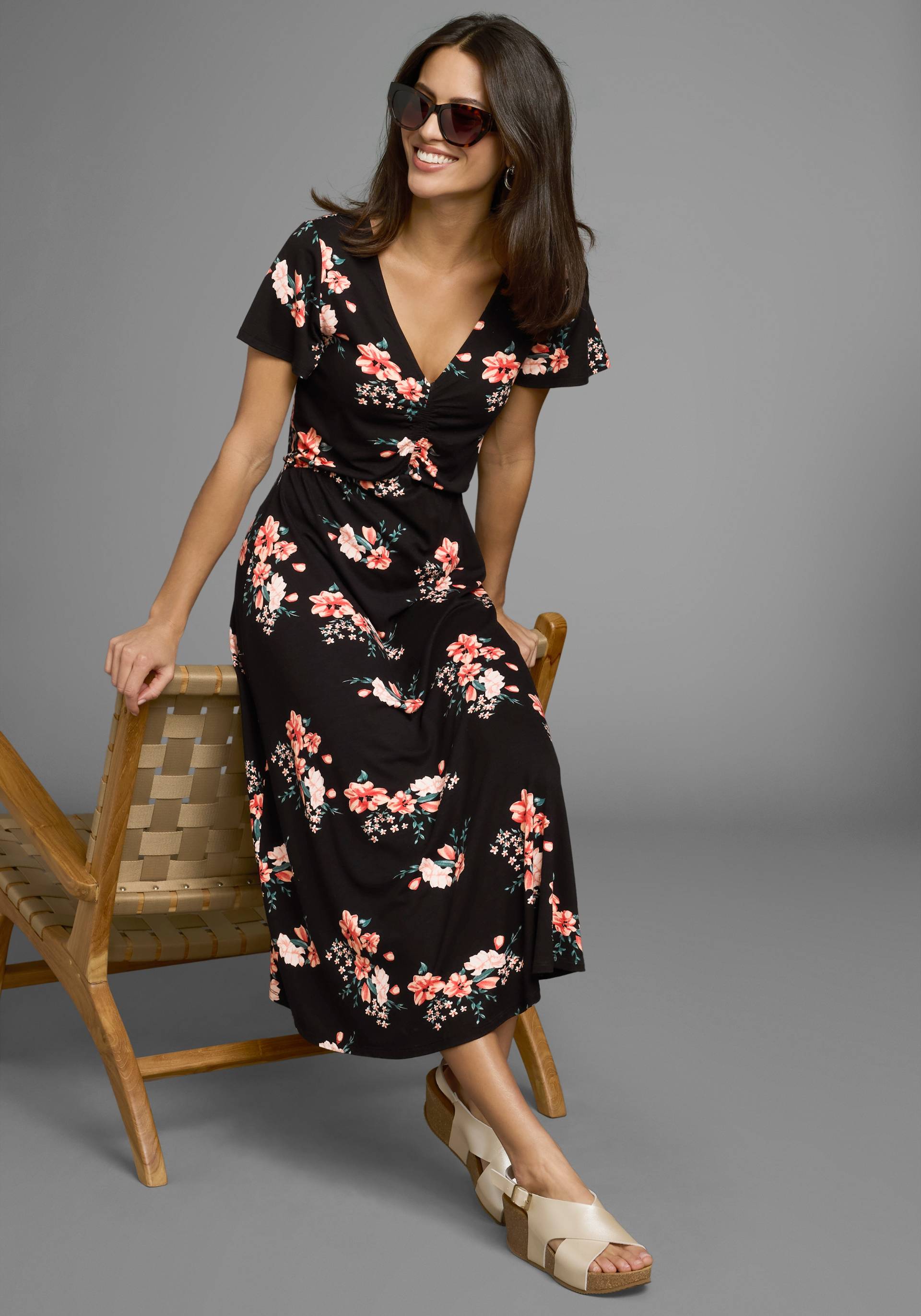 Laura Scott Midikleid, mit romantischem Blumendruck und Raffung - NEUE KOLLEKTION Laura Scott Midikleid, mit romantischem Blumendruck und Raffung - NEUE KOLLEKTION von laura scott
