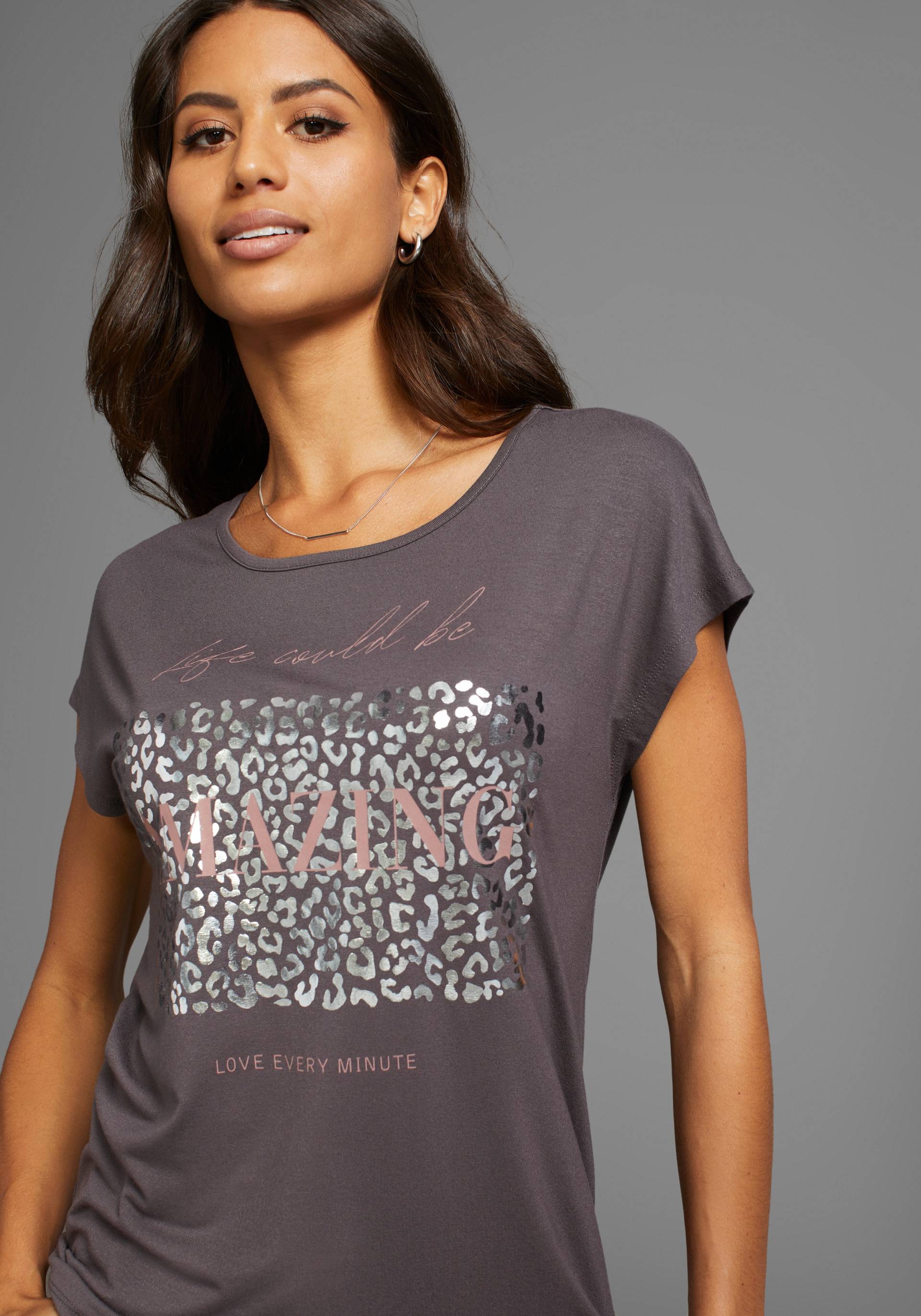 Laura Scott T-Shirt, figurumspielende Passform, bedruckt, Rundhalsausschnitt Laura Scott T-Shirt, figurumspielende Passform, bedruckt, Rundhalsausschnitt von laura scott