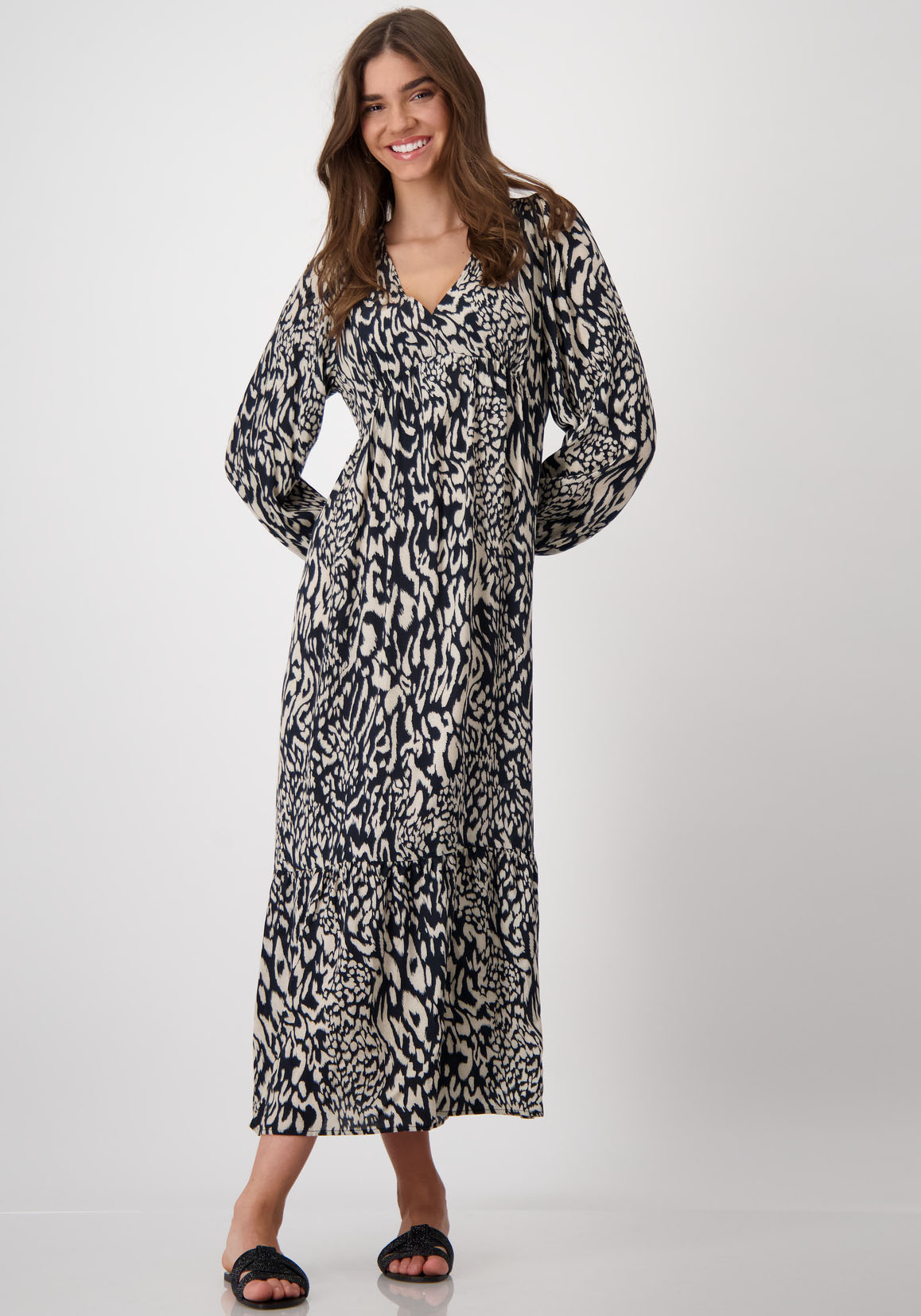 Monari Maxikleid »Kleid Leo allover«, Mit V-Ausschnitt Monari Maxikleid »Kleid Leo allover«, Mit V-Ausschnitt von monari