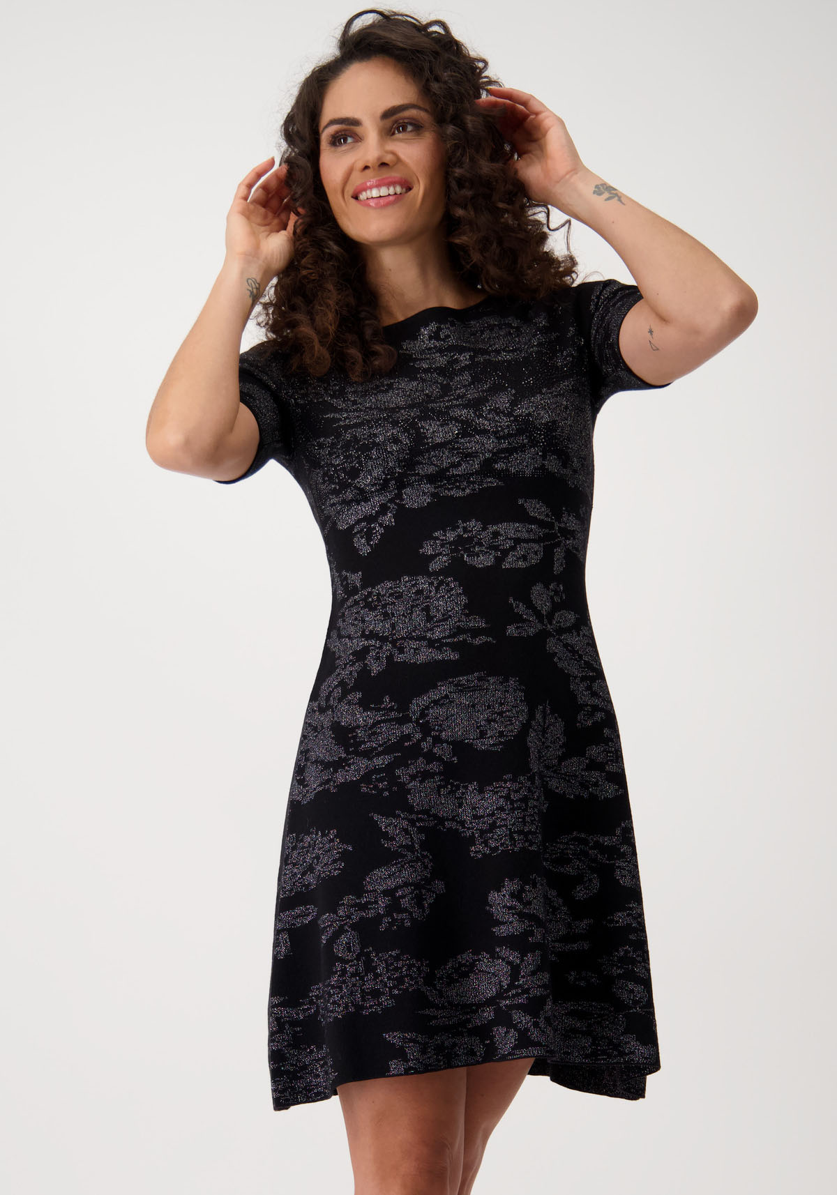 Monari Strickkleid, mit glitzerndem Blumenmuster Monari Strickkleid, mit glitzerndem Blumenmuster von monari