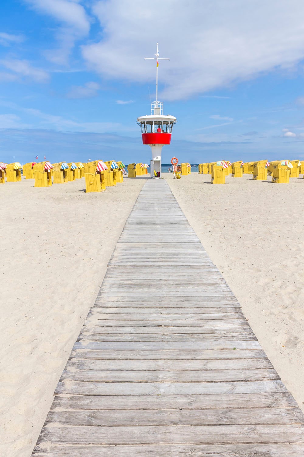 queence Acrylglasbild »Early«, Strand-Steg-Meer-Meer Bilder-Leuchtturm, (1 St.), Fine Art-Print in Galeriequalität von queence