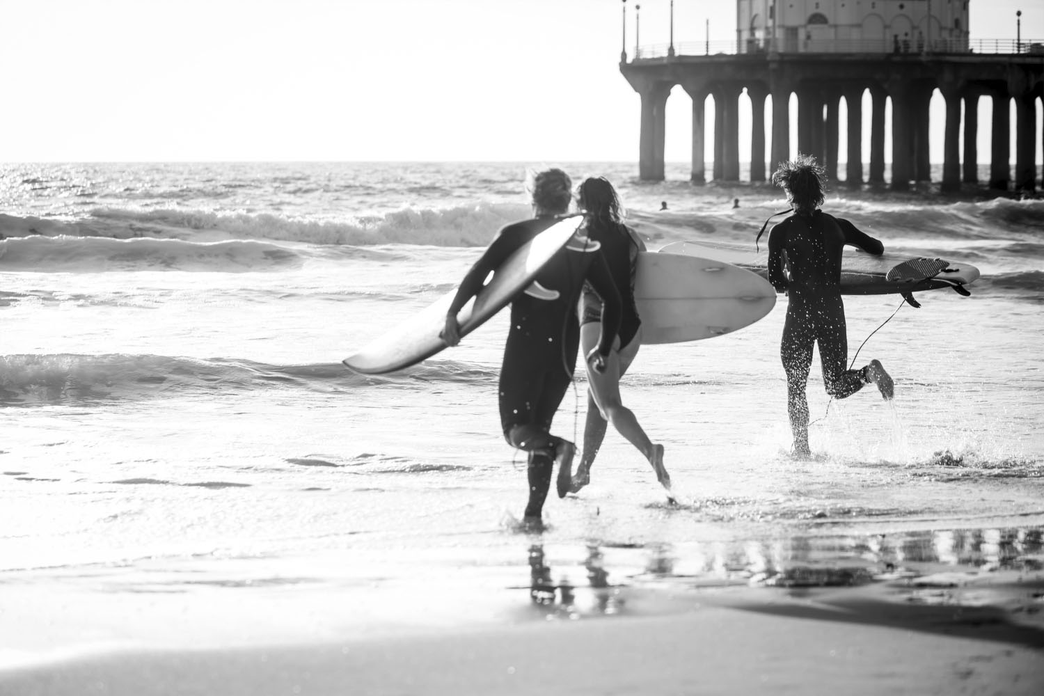 queence Acrylglasbild »Surfer am Strand«, Kunst-Schwarz-Weiss-Unterwasserwelt-Sport, Fine Art-Print in Galeriequalität von queence