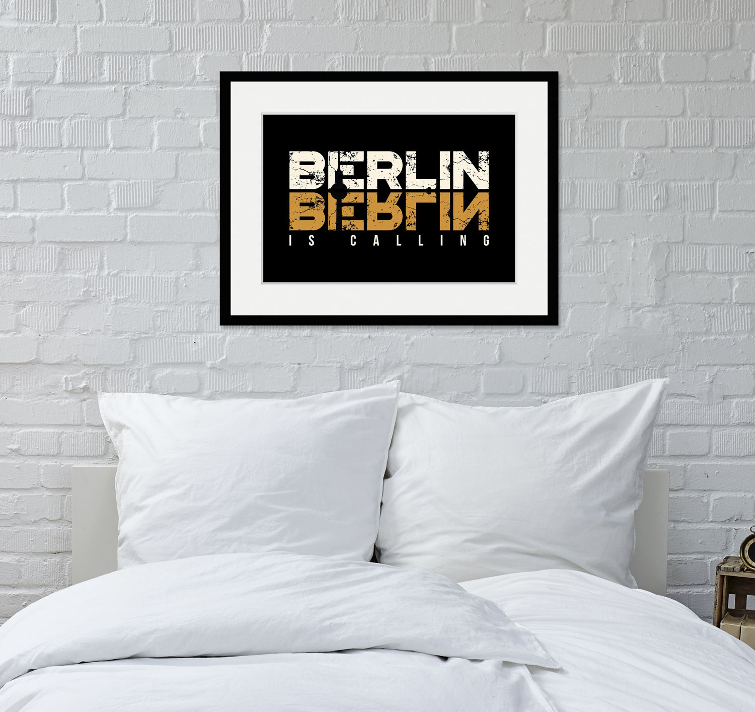 queence Bild »BERLIN IS CALLING«, Städte-Stadt-Deutschland-Gebäude-Schriftzug-Berlin, (1 St.), HD Premium Poster-Druck inkl. Holzrahmen von queence