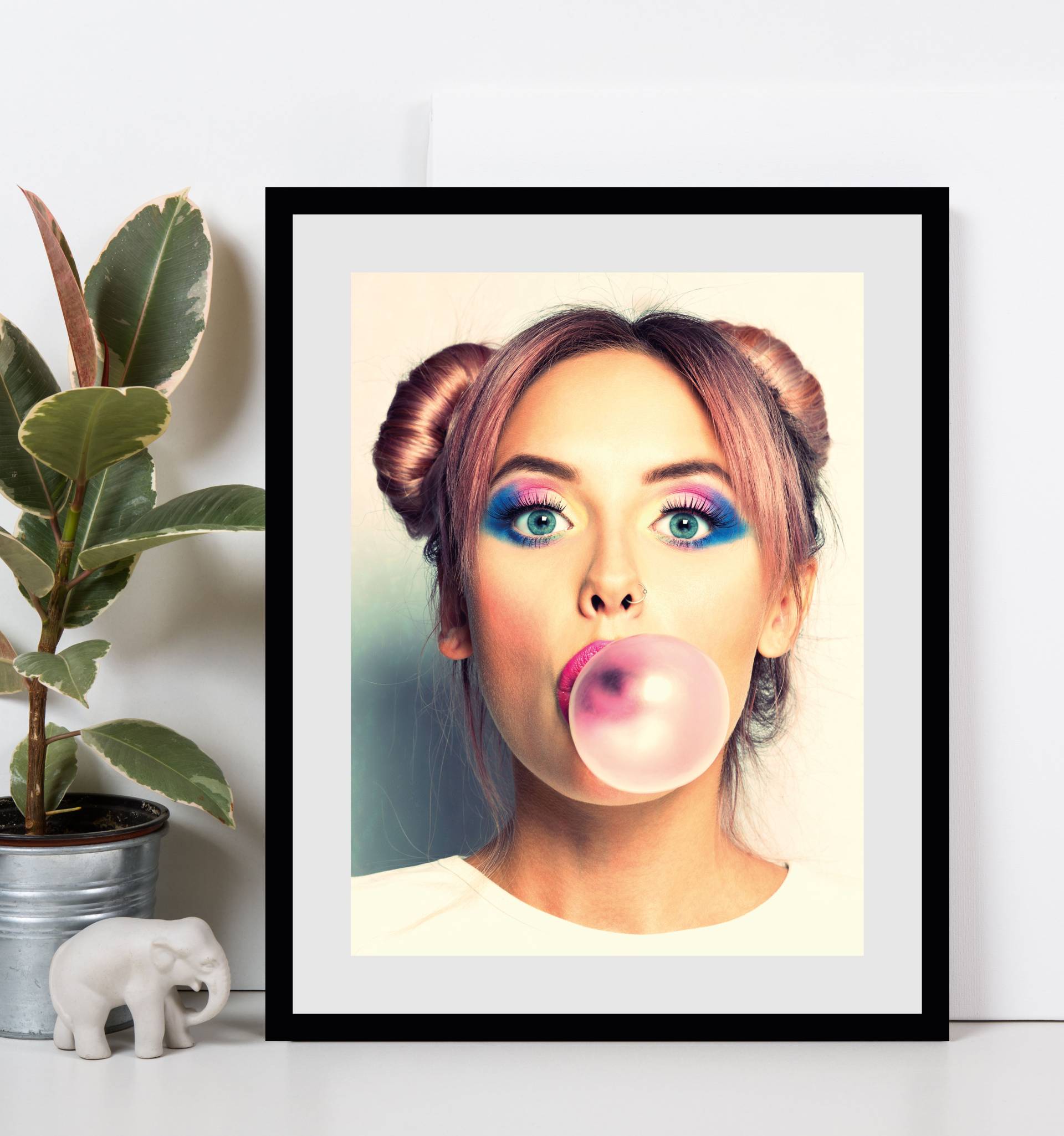 queence Bild »Bubblegum«, Frau-Bilder von Frauen-Art-Kunst-Fashion-Mode-Magazincover-Kiss, (1 St.), HD Premium Poster-Druck inkl. Holzrahmen von queence