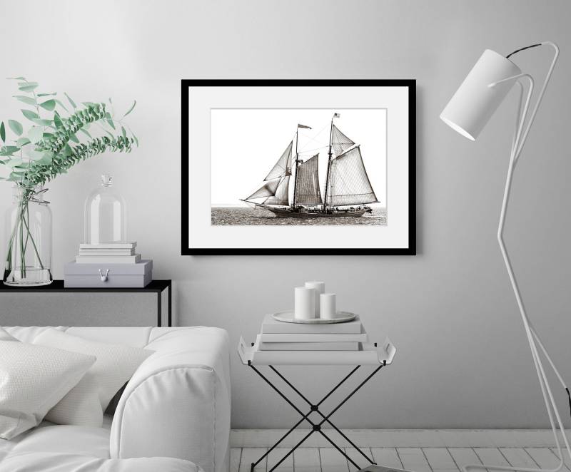 queence Bild »Segelboot«, Schiffe-Seelandschaft-Seebilder-Meer-Meer Bilder-Sport-historische Ereignisse, (1 St.), HD Premium Poster-Druck inkl. Holzrahmen von queence