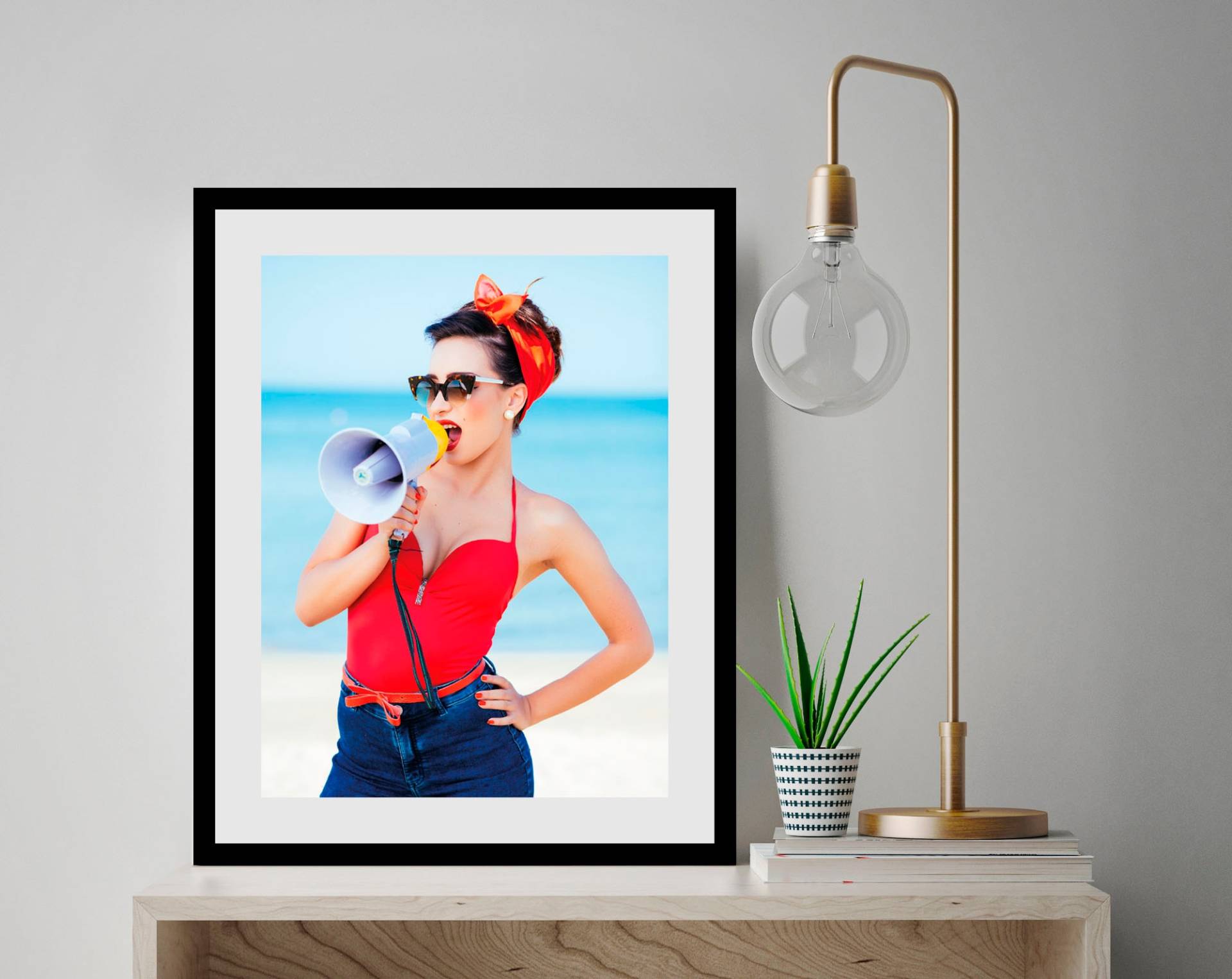 queence Bild »Lifeguard«, Frau-Bilder von Frauen-Art-Kunst-Fashion-Mode-Magazincover-Meer-Meer Bilder, (1 St.), HD Premium Poster-Druck inkl. Holzrahmen von queence