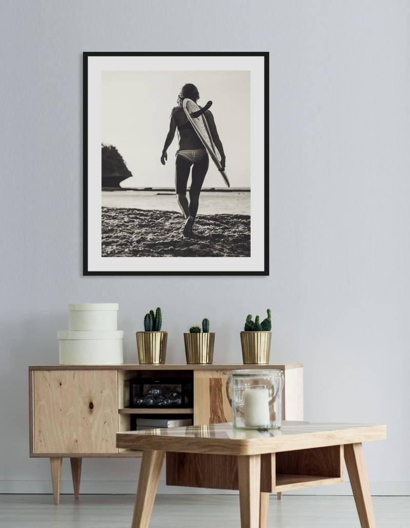 queence Bild »OAKLAND«, Strand-Meer-Meer Bilder-Schwarz-Weiss-Sport-Frau-Bilder von Frauen, (1 St.), HD Premium Poster-Druck inkl. Holzrahmen von queence