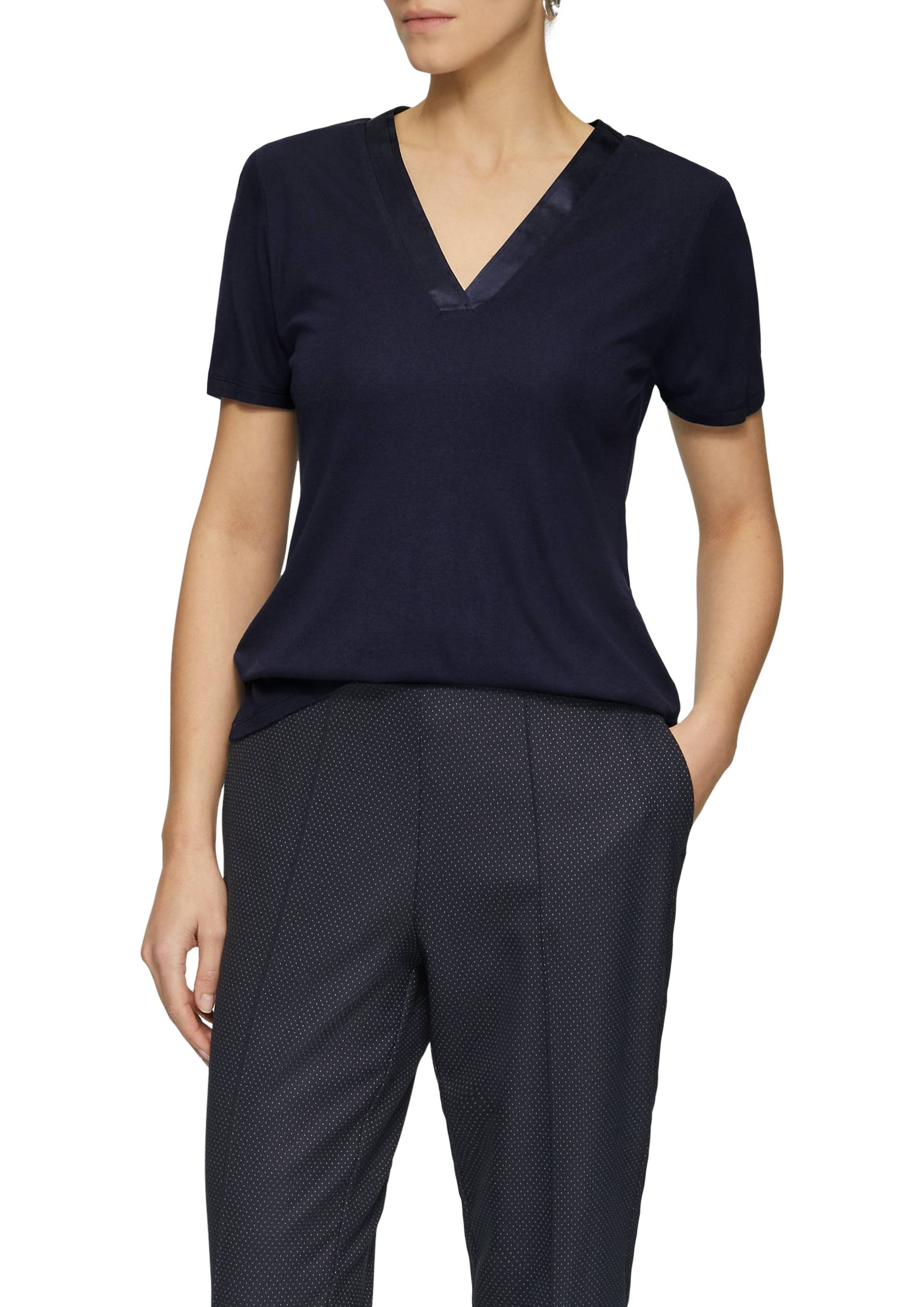 s.Oliver BLACK LABEL T-Shirt, mit satiniertem V-Ausschnitt s.Oliver BLACK LABEL T-Shirt, mit satiniertem V-Ausschnitt von s.Oliver BLACK LABEL