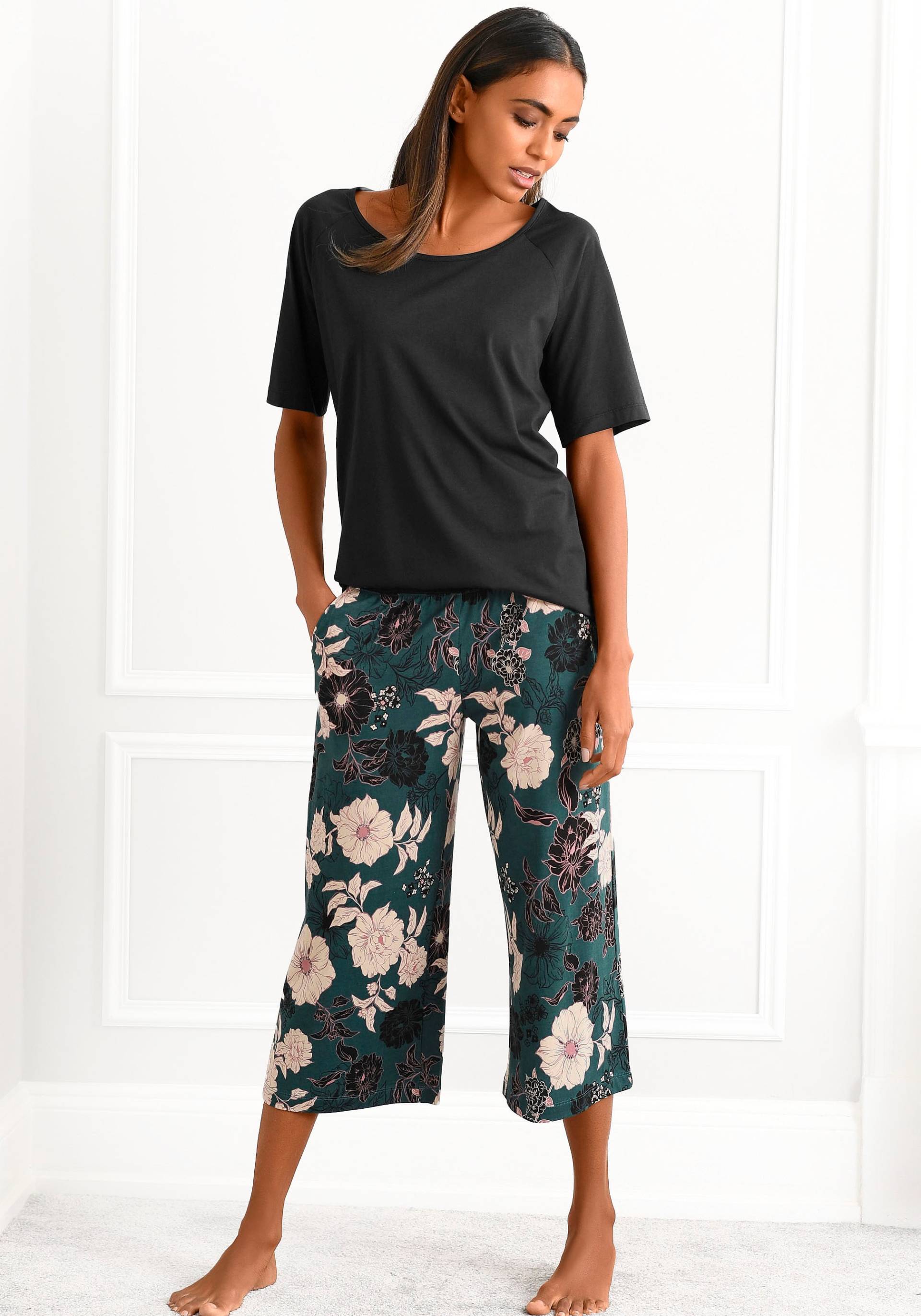 s.Oliver Capri-Pyjama, (2 tlg.), mit geblümter 3/4-Culotte s.Oliver Capri-Pyjama, (2 tlg.), mit geblümter 3/4-Culotte von s.Oliver