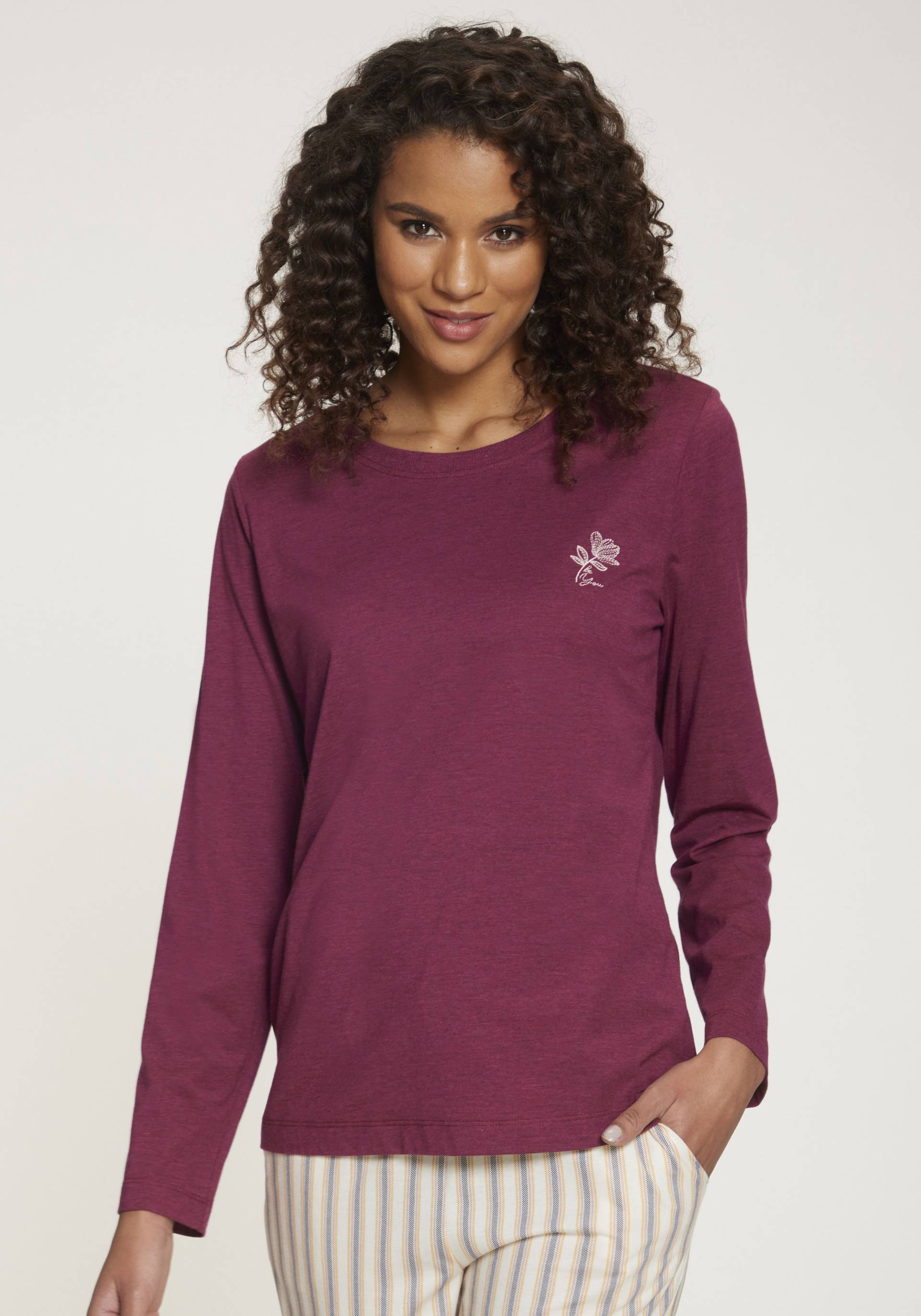 s.Oliver Langarmshirt, mit kleiner Blumen-Stickerei s.Oliver Langarmshirt, mit kleiner Blumen-Stickerei von s.Oliver