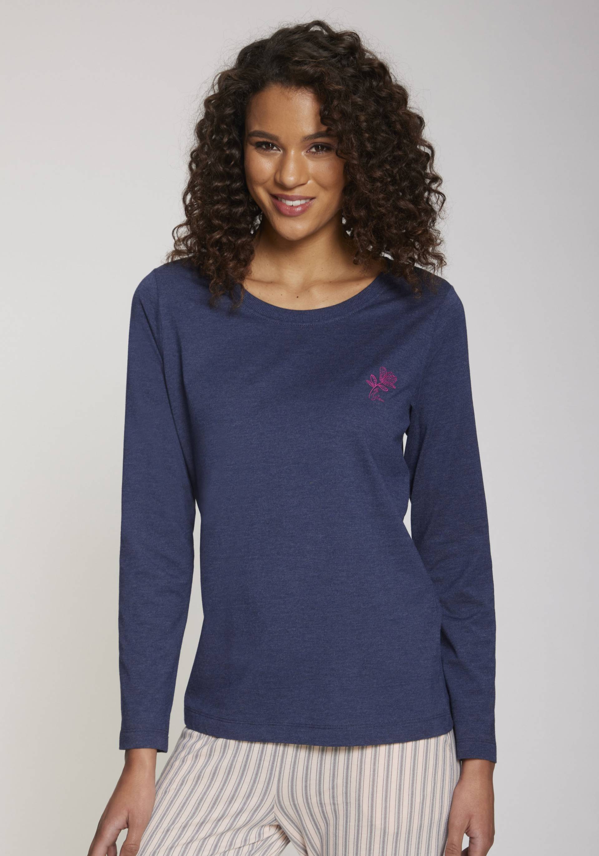 s.Oliver Langarmshirt, mit kleiner Blumen-Stickerei s.Oliver Langarmshirt, mit kleiner Blumen-Stickerei von s.Oliver