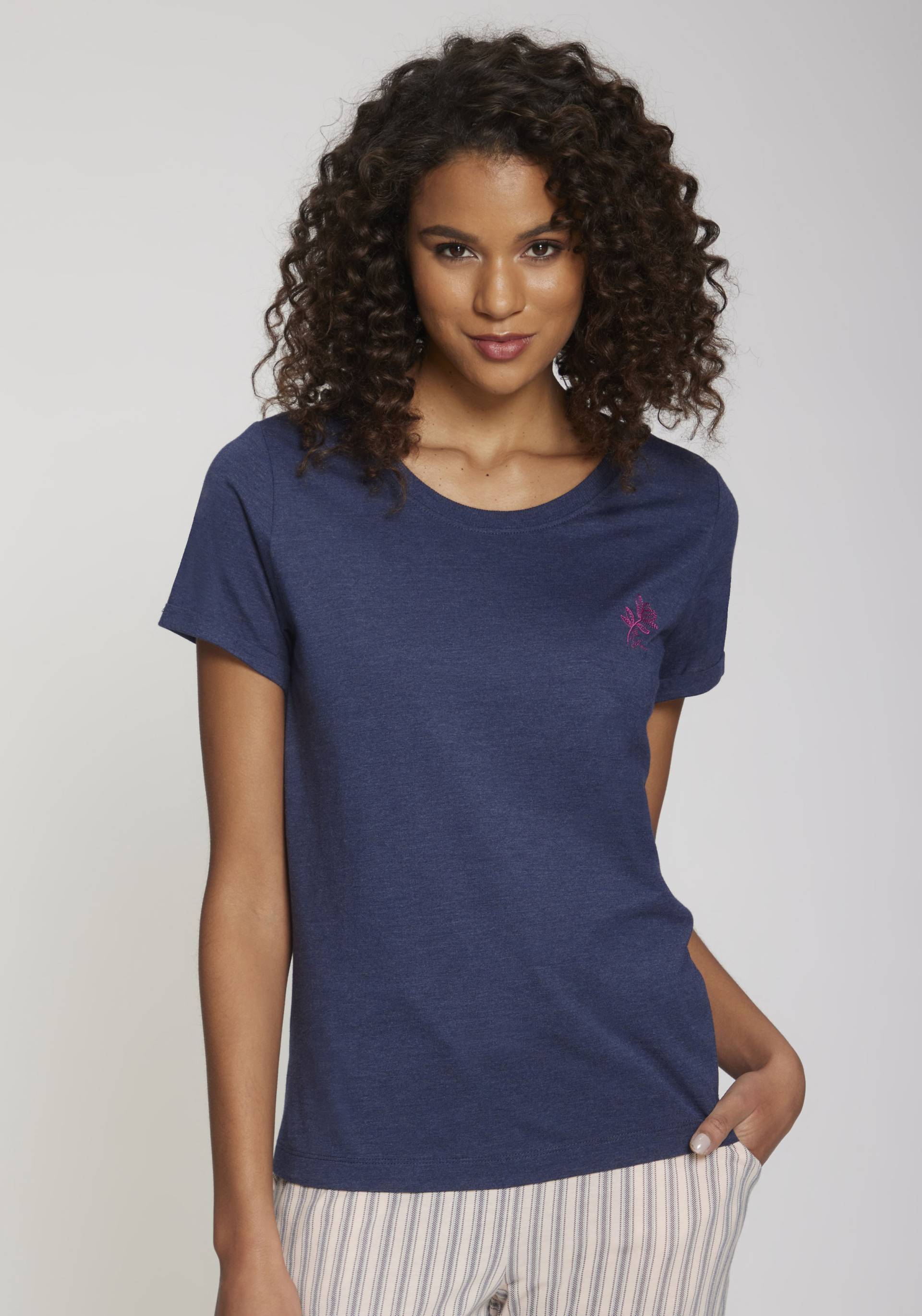 s.Oliver T-Shirt, mit kleiner Blumen-Stickerei s.Oliver T-Shirt, mit kleiner Blumen-Stickerei von s.Oliver