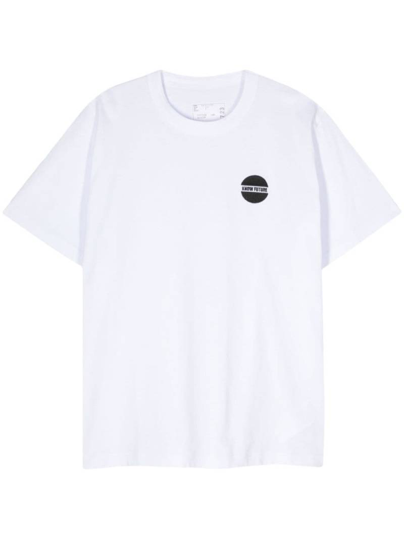 sacai embroidered-slogan T-shirt - White von sacai