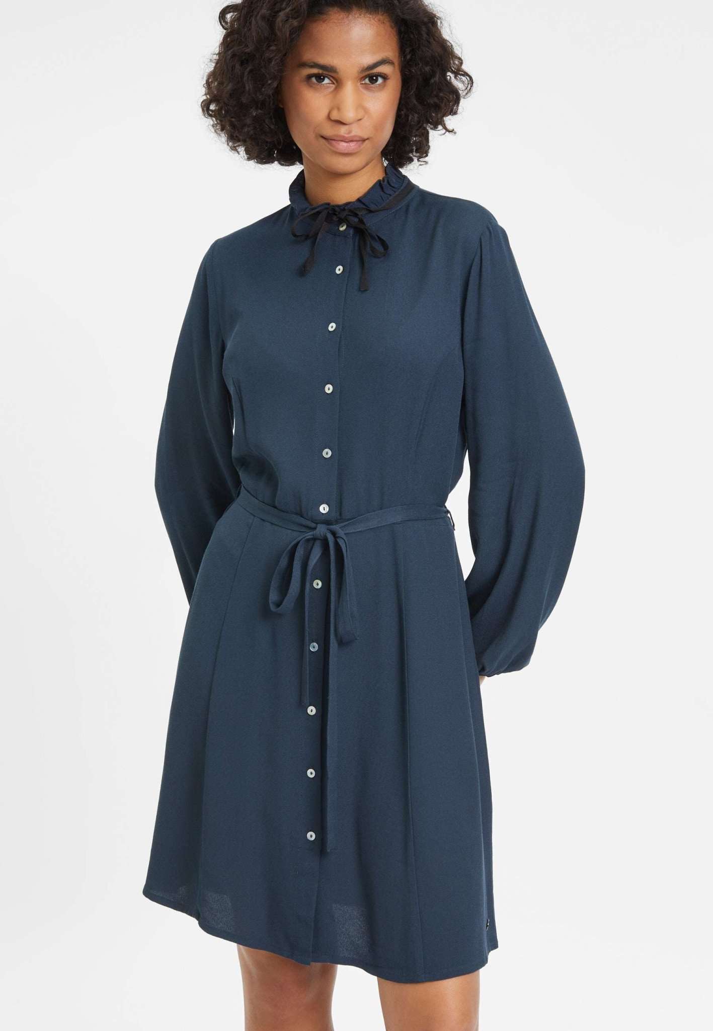 Tamaris Sommerkleid »Kleider Bona High Neck Ruffle Dress« Tamaris Sommerkleid »Kleider Bona High Neck Ruffle Dress« von tamaris