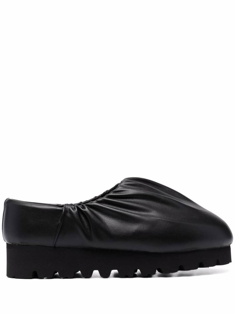 YUME YUME Camp Shoe ruched mules - Black von YUME YUME