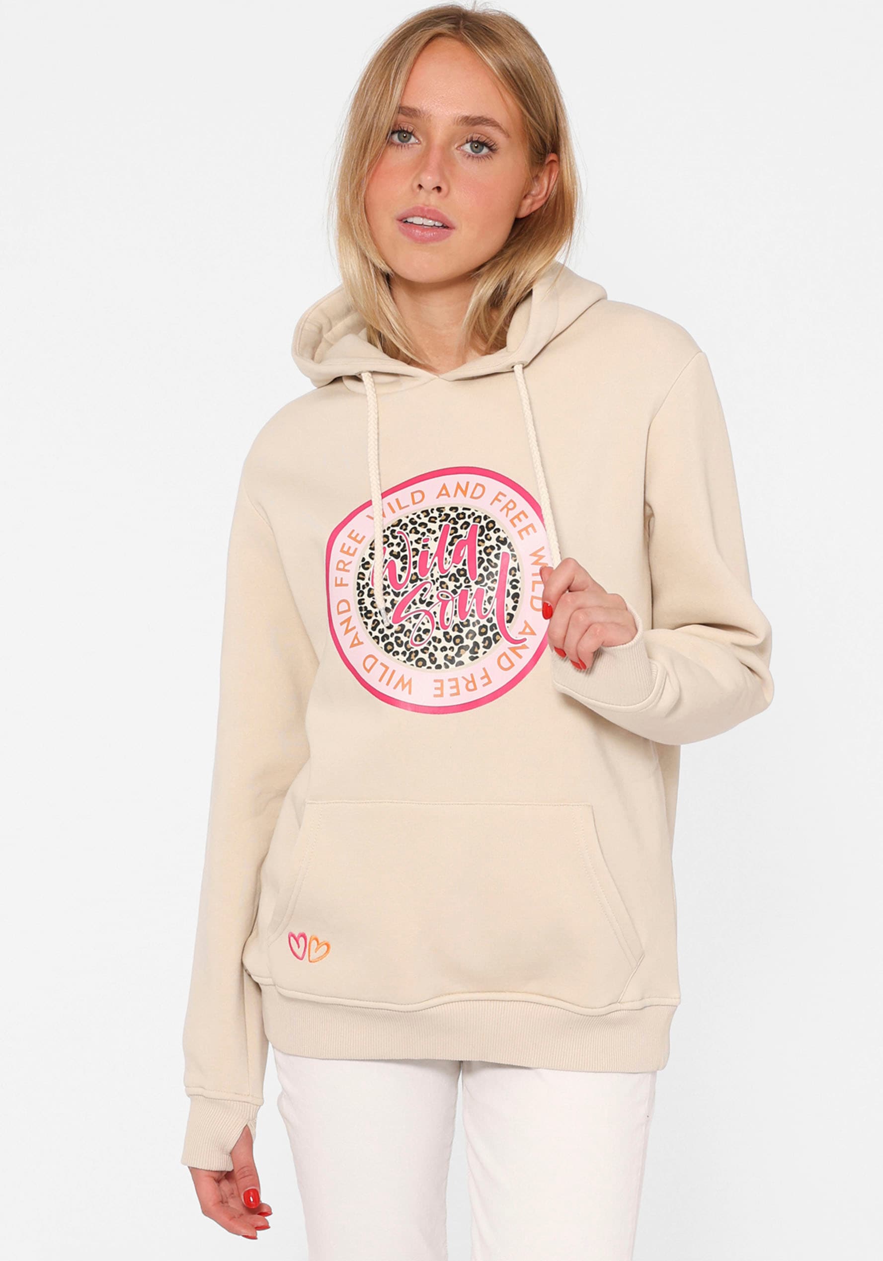 Zwillingsherz Hoodie, mit "Wild and Free"-Aufdruck im Leo-Design und gestickten Herzen von zwillingsherz