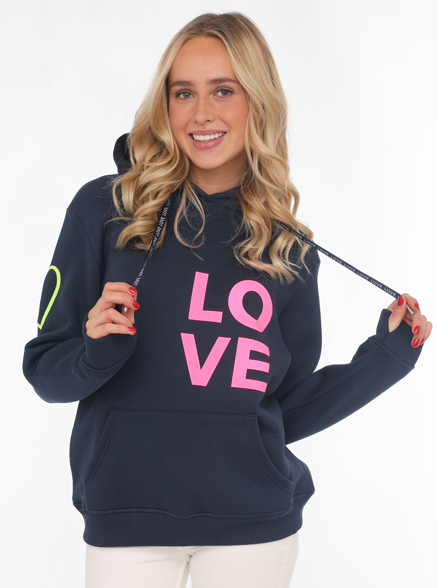 Zwillingsherz Kapuzensweatshirt, mit gesticktem Neon Herz am Ärmel und "Love" Schriftzug auf Kordel Zwillingsherz Kapuzensweatshirt, mit gesticktem Neon Herz am Ärmel und "Love" Schriftzug auf Kordel von zwillingsherz