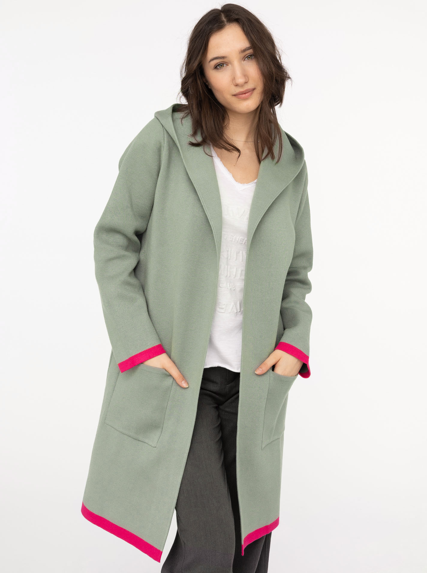 Zwillingsherz Strickjacke »"Mona"«, mit kontrastfarbenem Hingucker-Besatz Zwillingsherz Strickjacke »"Mona"«, mit kontrastfarbenem Hingucker-Besatz von zwillingsherz
